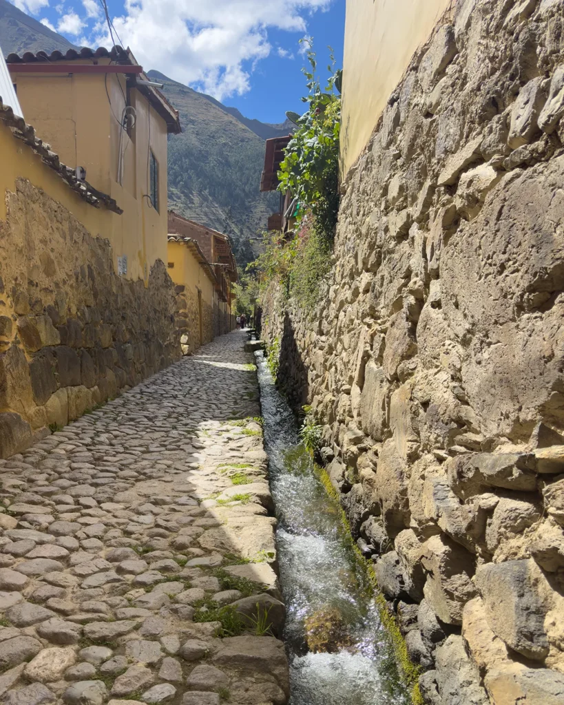 Ollantaytambo – A 1ª Cidade Inca Sobrevivente e Berço da Wallata Ollantaytambo-calles-cusco-pinkuylluna-Life Expeditions