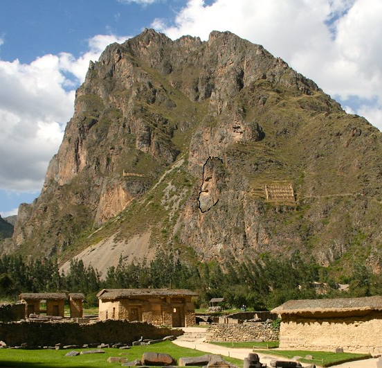 Ollantaytambo – A 1ª Cidade Inca Sobrevivente e Berço da Wallata Este impresionante conjunto se encuentra en el último nivel del grupo superior de andenes de la Real Casa del Sol (o Fortaleza de Ollantaytambo). Está caracterizado por una pared monumental y pulida constituida por dos imponentes lienzos pétreos de sillería fina. Originalmente, formaba un gran recinto o sala rectangular que, pese a estar inconcluso o parcialmente destruido tras la Conquista, destaca por sus diez grandes nichos o hornacinas trapezoidales.