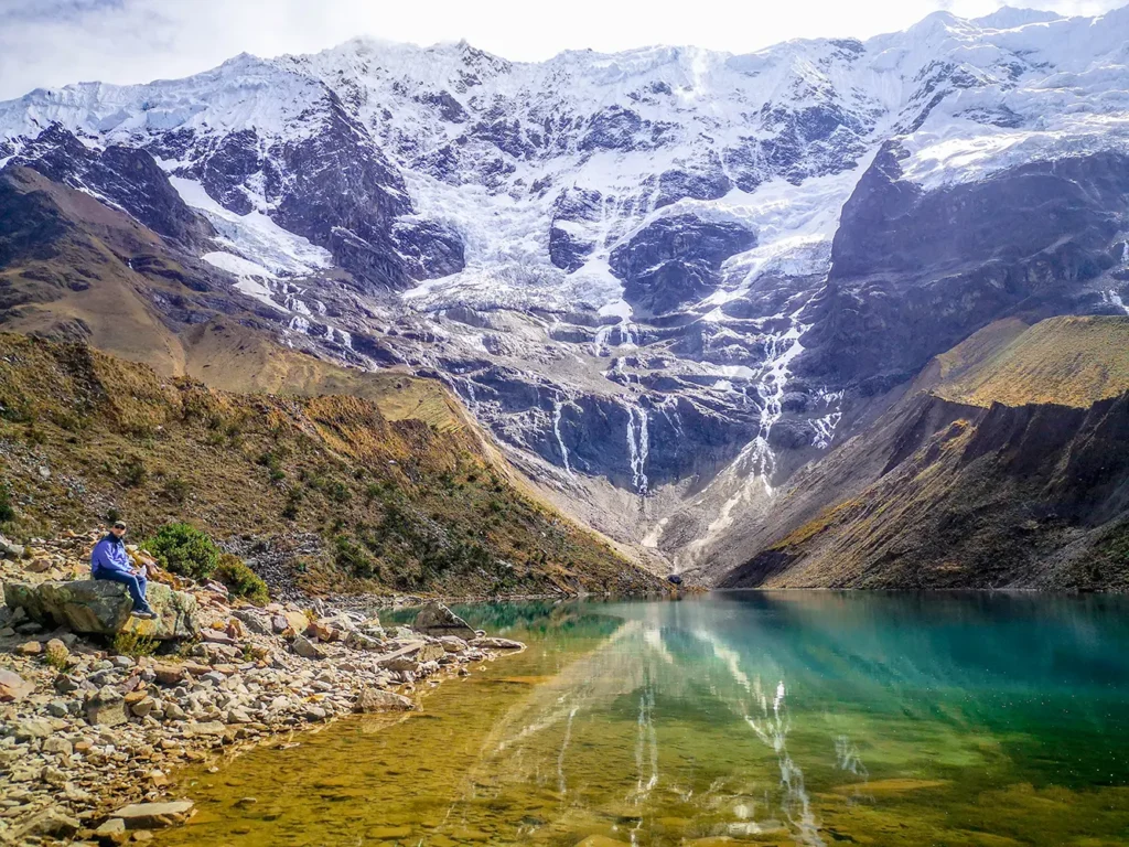 Laguna Humantay: La Maravilla Turquesa Vista hermosa hacia las montañas