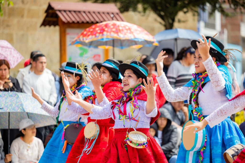Pukllay 2026 - magnifico encuentro Nacional del carnaval originario mas grande del Perú Pukllay-pasacalle-Sierra-Life Expeditions