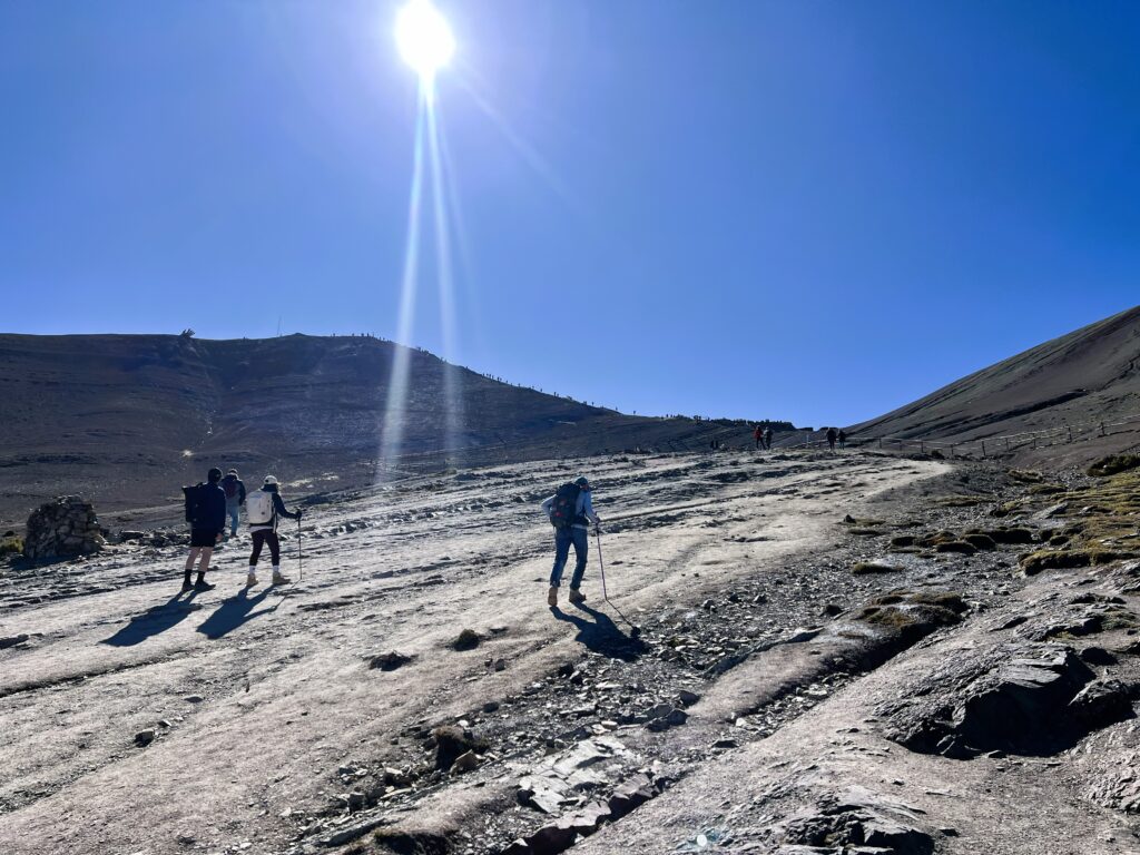Vinicunca vs Palccoyo: 2 Fascinating Trails, One Rainbow in the Peruvian Andes Vinicunca ou Palccoyo-Canchis-Cusco-Life Expeditions