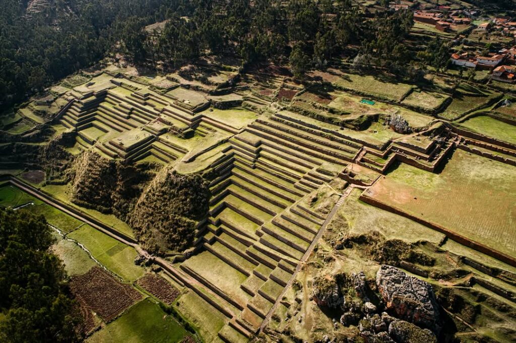 Chinchero: Tierra del Arcoíris, cuna de la andenería inca e impresionante textileria Andenes o terrazas Chinchero-Cusco-Life Expeditions