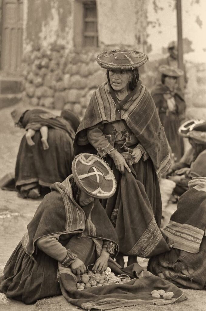 Chinchero: Tierra del Arcoíris, cuna de la andenería inca e impresionante textileria Chinchero-opinion personal-Life Expeditions